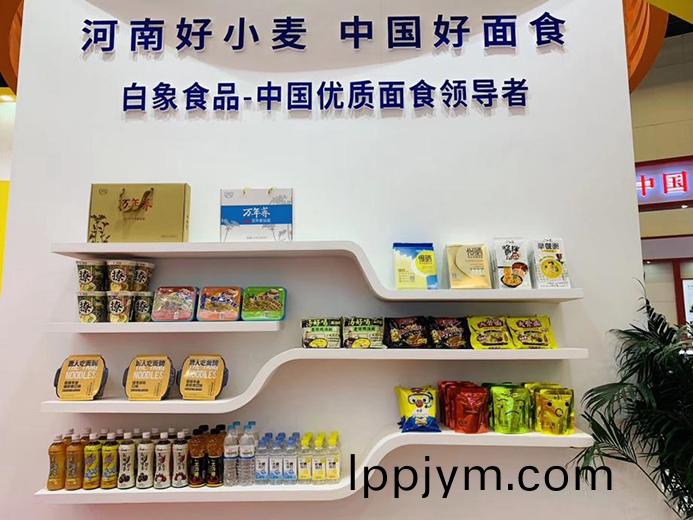白象食(shi)品：堅(jian)守(shou)社會(hui)責任(ren)，給予倖福(fu)陪伴
