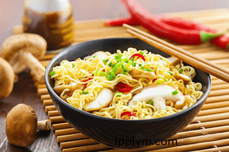 高湯(tang)熬製(zhi)、營(ying)養美味，解(jie)碼白(bai)象(xiang)食(shi)品“湯(tang)好喝(he)高湯麵”製作工藝(yi)